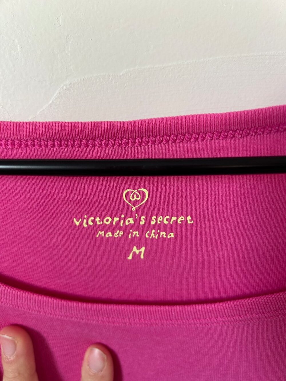 Victoria’s Secret Y2K Hot Pink Embroidered Logo Scoop Neck Tee M - Picture 3 of 4